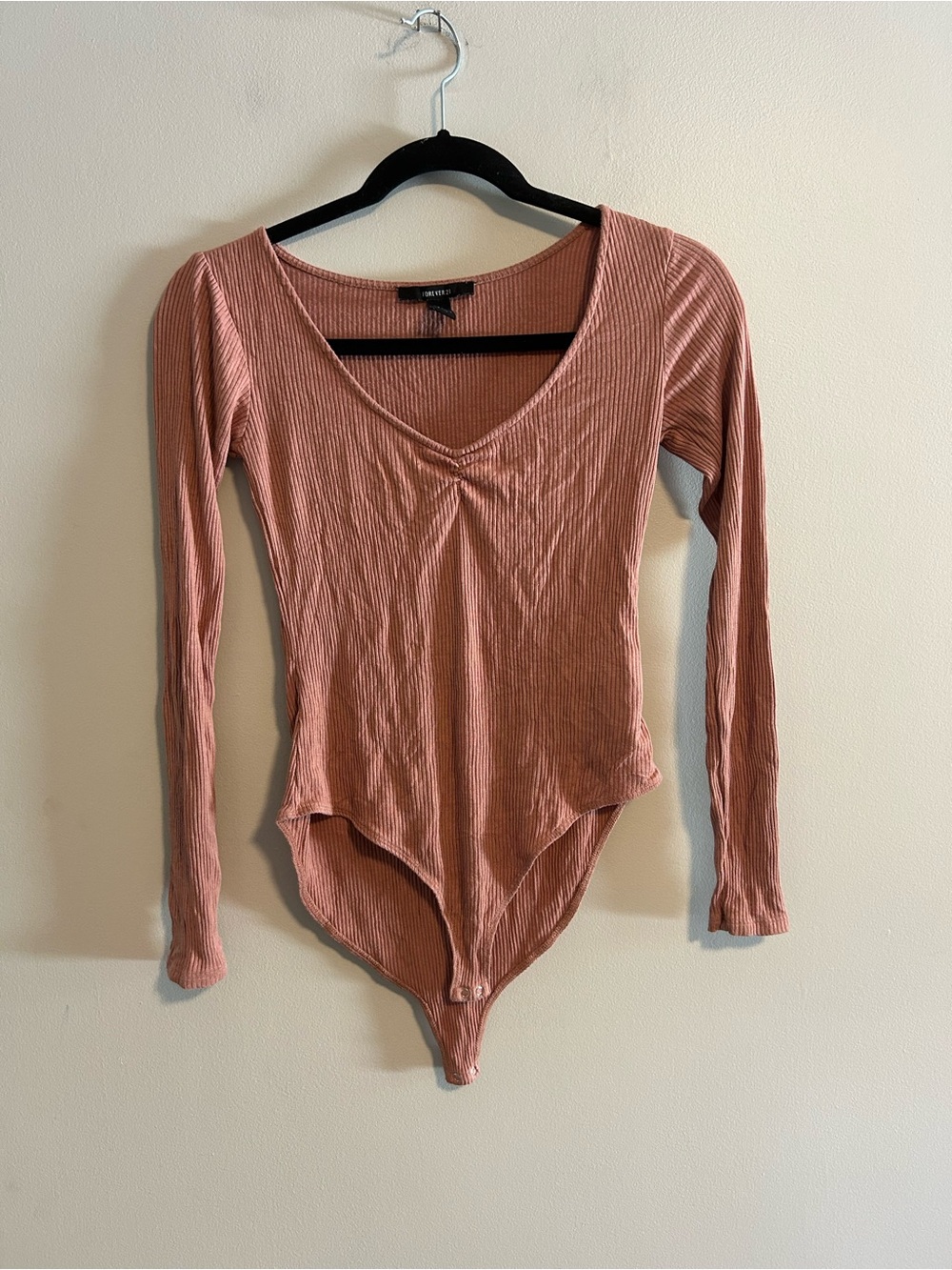 Forever 21 medium dusty pink Ribbed Long-Sleeve Scoop vneck Bodysuit